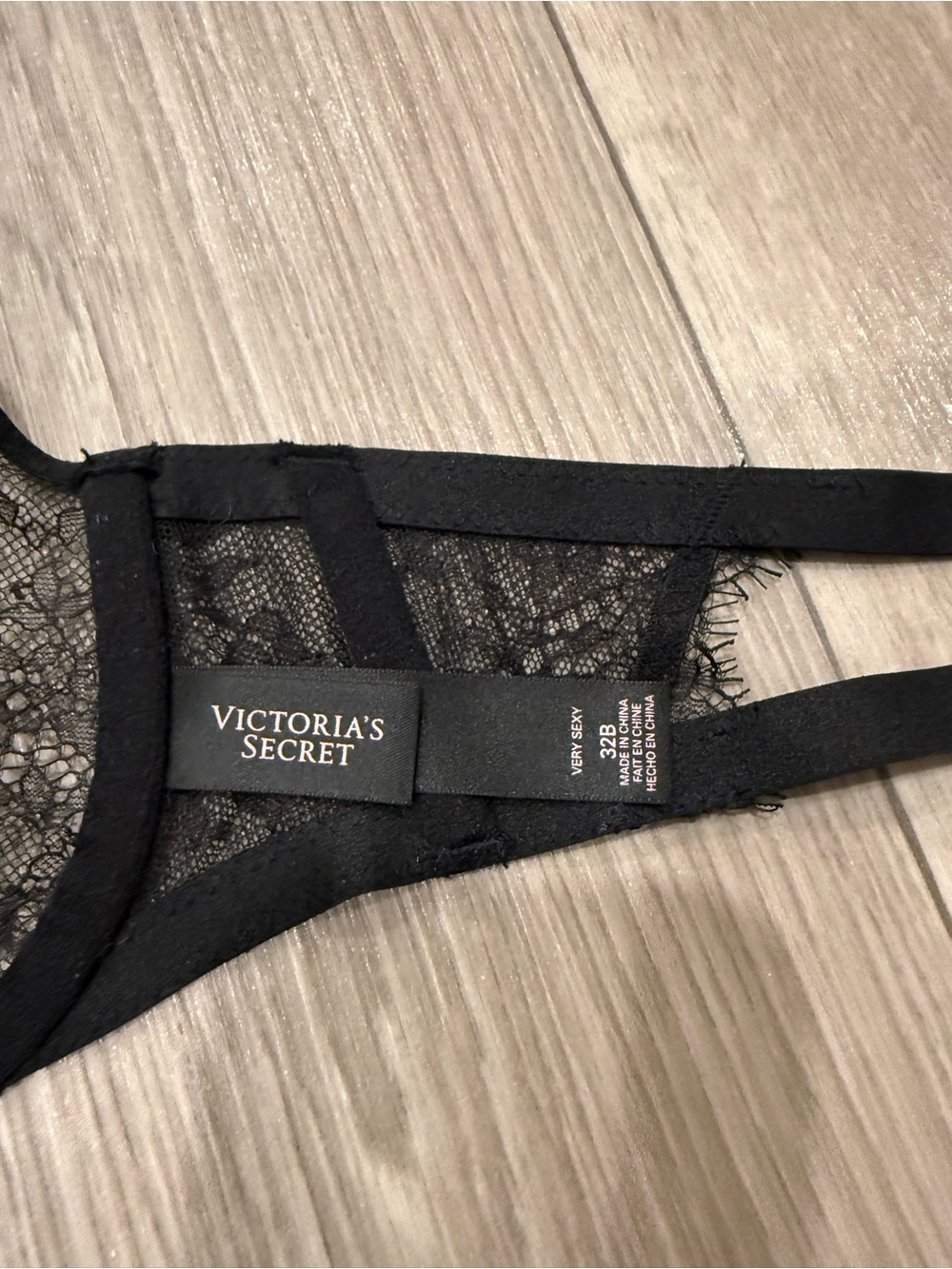 Victoria's Secret Black Sheer Lace Underwire Bra. 32B. - Picture 3 of 3